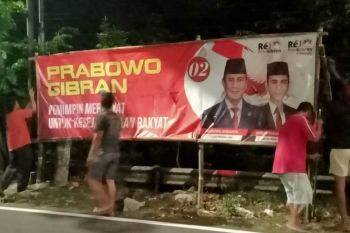 ReJO Pro Gibran gerilya pasang baliho di DIY