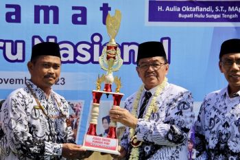 Pemkab HST beri penghargaan kepada guru di HUT Ke-78 PGRI