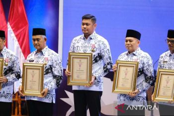 Bupati Gowa meraih penghargaan Dwija Praja Nugraha dari PGRI