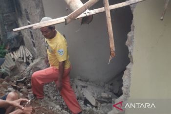 Tiga kecamatan dilanda longsor akibat hujan deras