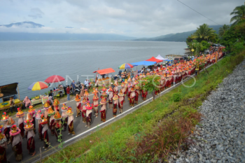 Pawai 1.000 pongek Simawang