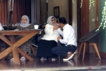 Anies mulai hari pertama kampanye dengan meminta doa ke ibu