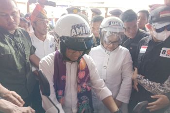 Aniesdan istri gunakan motor ke lokasi kampanye
