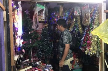 Pernak-pernik natal mulai ramai dibeli warga