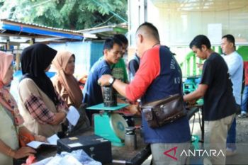 Dinas PKUKM Solok lakukan pemeriksaan alat ukur pedagang pasar raya