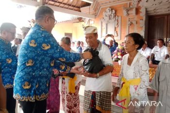 Pj Bupati Gianyar bagikan bantuan sembako dan tabungan ke warga miskin