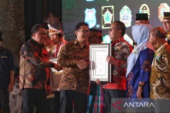 Wali Kota Makassar menerima penghargaan kota sehat dari Kemenkes
