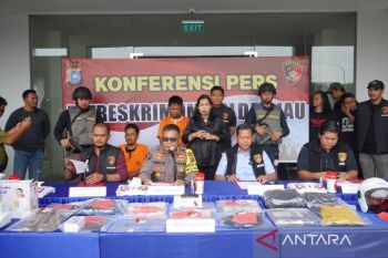 Polda Riau ringkus dua perampok bersenjata, satu ditangkap di rumah istri kedua