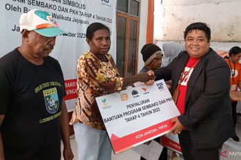 Kantor PT Pos Jayapura salurkan bantuan bahan pokok dan PKH tahap IV