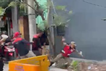 Petugas Satpol PP jadi korban tendangan oknum buruh di Surabaya