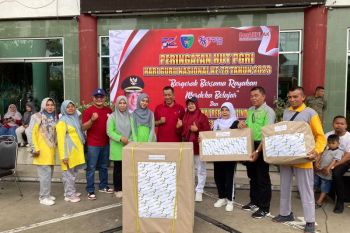 Bupati Rusma Yul Anwar lepas peserta gerak jalan santai meriahkan HUT PGRI dan KORPRI