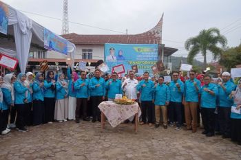 Bupati Rusma Yul Anwar berikan tenaga kesehatan berprestasi Penghargaan di peringatan HKN Ke-59