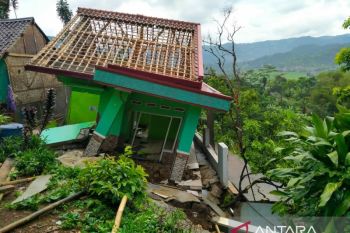 Bencana tanah bergerak di Tegalkaso Sukabumi merusak sejumlah rumah
