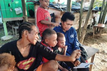 Polwan Polres Jayapura bimbing baca tulis mama OAP 53 tahun