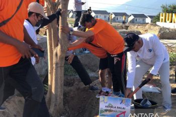 Jajaran UPT PUPR-Sulteng tanam pohon di kawasan huntap Talise