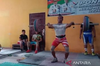 Atlet angkat besi PON Sumut tetap semangat berlatih di tengah keterbatasan alat