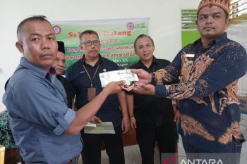 Semen Padang serahkan bantuan satu ambulans ke Pampangan