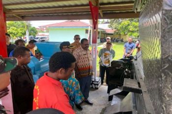 Pemkab Nabire serahkan bantuan alsintan kelompok tani OAP