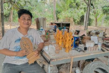 Perajin Buleleng olah dedak padi jadi karya seni