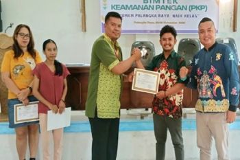 34 pelaku UMKM di Palangka Raya terima sertifikat keamanan pangan