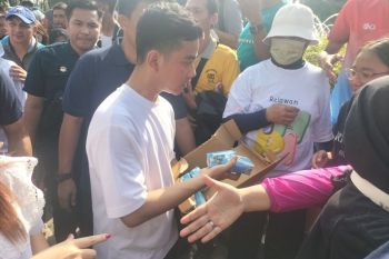 Gibran bagikan susu pada warga di Bundaran HI Jakarta