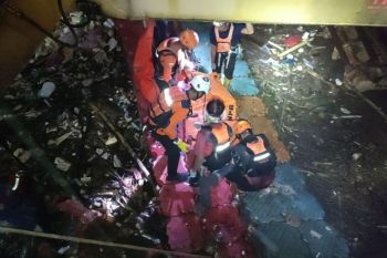 Petugas gabungan evakuasi mayat anak di Kali Angke