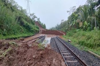 Daop 6 Yogyakarta alihkan 10 kereta api imbas longsor di Banyumas