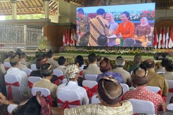 Warga Bali terima sertifikat tanah elektronik pertama dari Presiden