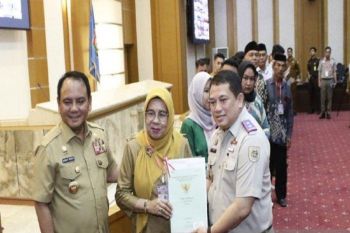 Pj Gubernur Sultra serahkan 200 sertifikat tanah wakaf dan rumah ibadah
