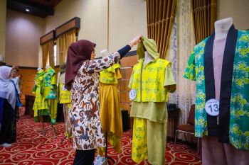 Dekranasda Mataram menggelar lomba rancang busana berbahan batik lokal