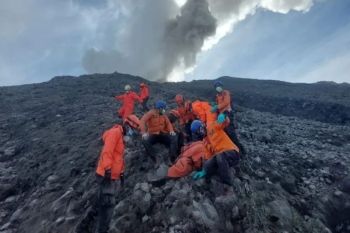 Hujan abu vulkanik di Gunung Marapi, warga diimbau kurangi aktivitas luar rumah