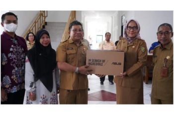 DPKUKMP Palangka Raya beri bantuan laptop ke koperasi
