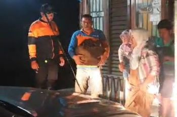 BPBD evakuasi ibu dan dua anaknya dari jebakan banjir di Kapuas Hulu