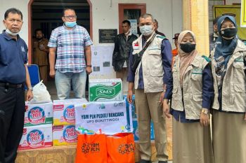 Peduli bencana erupsi Marapi, YBM PLN gerak cepat salurkan logistik