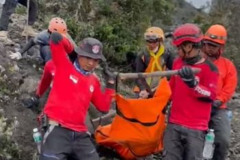 Tim Reaksi Cepat PT Semen Padang evakuasi jenazah ke-13 korban erupsi Gunung Marapi