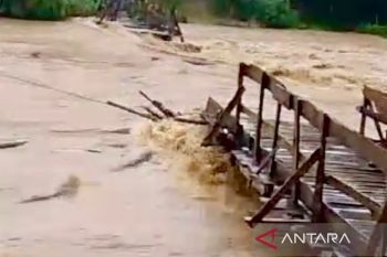 "Baah tampuh"  kembali terjang jembatan darurat