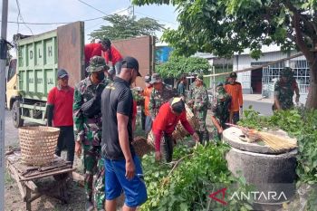 Kodim 0724 Boyolali bersih-bersih Pasar Pengging