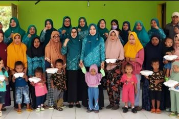 PKK-Bangkep salurkan makanan tambahan ke 20 desa cegah stunting