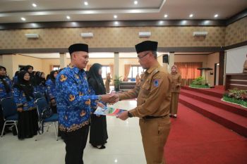 Pj Wako Payakumbuh serahkan SK PPPK tenaga kesehatan dan guru