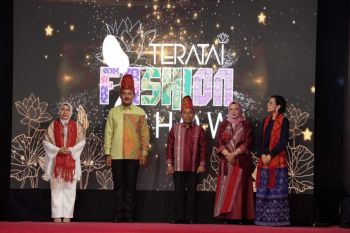 Dekranasda Sumbawa Barat menggelar peragaan busana dukung kerajinan kain tenun