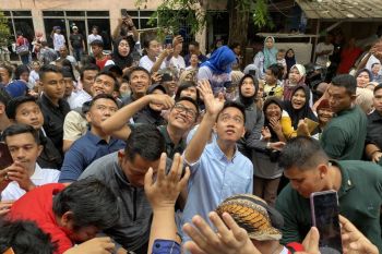 Gibran sambangi warga dan bagi-bagi buku di Cilincing