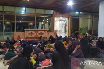 Warga pindahkan 135 pengungsi Rohingya ke kantor Gubernur Aceh