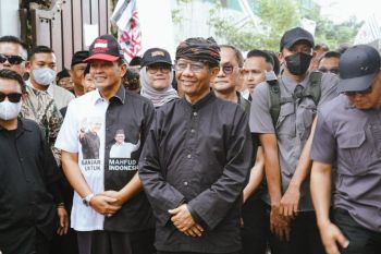 Cawapres Mahfud bernostalgia di Festival Layangan dan Pasar Sembako di Jabar