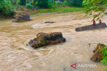 Jembatan hanyut, warga Desa Alat Hantakan putar jalan satu kilometer