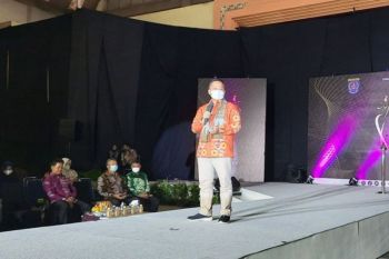 Desainer beraksi di Depok Ethnic Fashion Festival