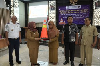 Sleman bagikan "traffic cone" untuk 72 sekolah cegah kecelakaan