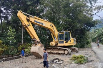 Tiga alat berat bersihkan material banjir bandang di Tanjungraya Sumbar