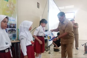 Belitung salurkan beasiswa pendidikan "Simpor" kepada ratusan siswa
