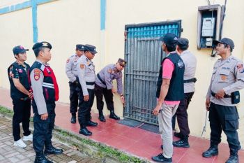 Polda Riau jaga gudang logistik pemilu 24 jam nonstop