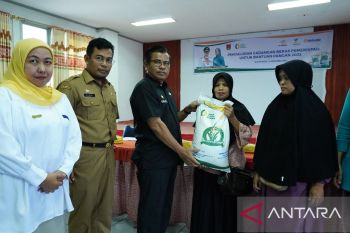 Antisipasi fluktuasi harga, Pemkot Bukittinggi salurkan bantuan pangan untuk warga